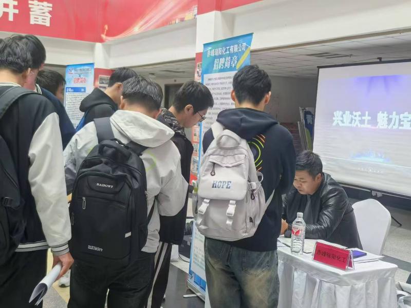 公司參加高校校園專場招聘會(huì)